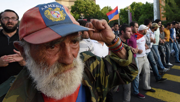 Армянская оппозиция проведет митинг около администрации президента
